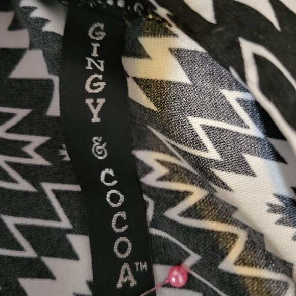 Gingy & Cocoa V-Neck Black & White Designed Blouse - Picture 5 of 6